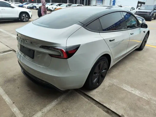 Tesla Model 3 — Фото автомобиля 6
