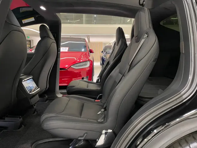 Tesla Model X — Фото автомобиля 6
