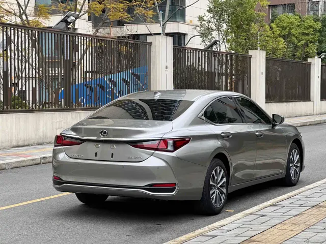 Lexus ES — Фото автомобиля 5
