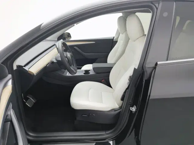 Tesla Model Y — Фото автомобиля 10