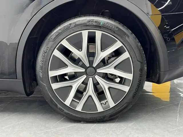 Tesla Model Y — Фото автомобиля 24