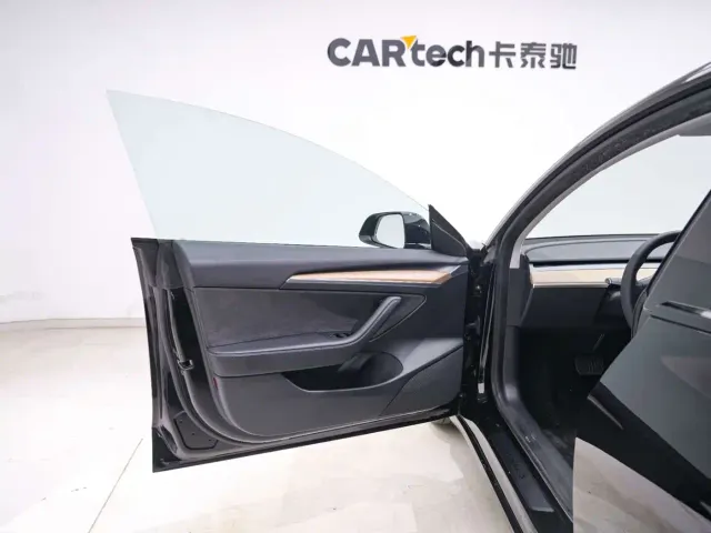 Tesla Model 3 — Фото автомобиля 16