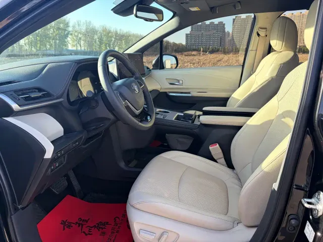 Toyota Sienna — Фото автомобиля 7