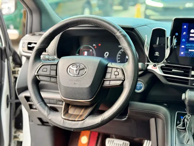 Toyota Toyota Sienna 2023 2.5L Hybrid Ultimate Edition — Фото автомобиля 9