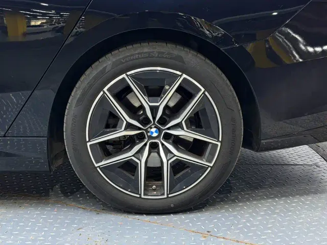 BMW i5 — Фото автомобиля 8