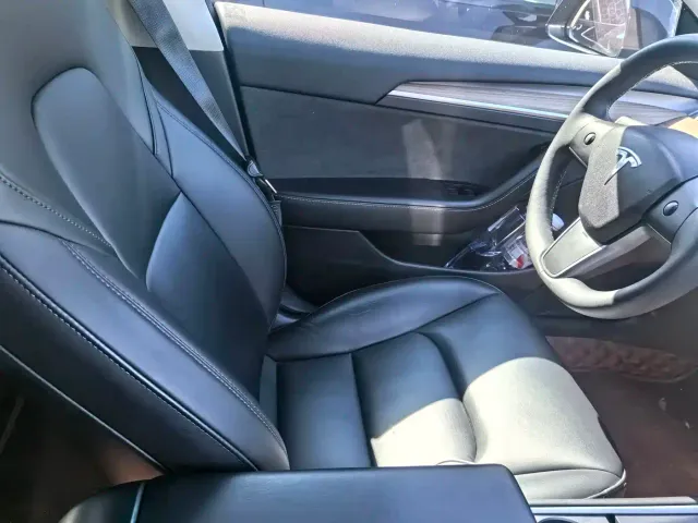 Tesla Model 3 — Фото автомобиля 20