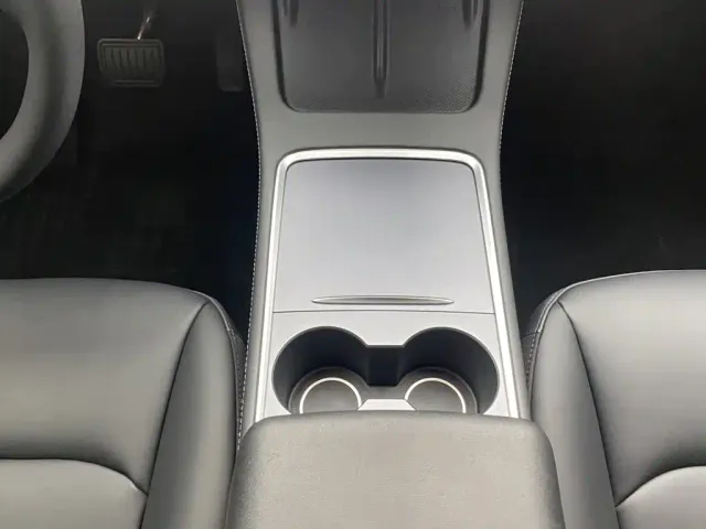 Tesla Model Y — Фото автомобиля 22