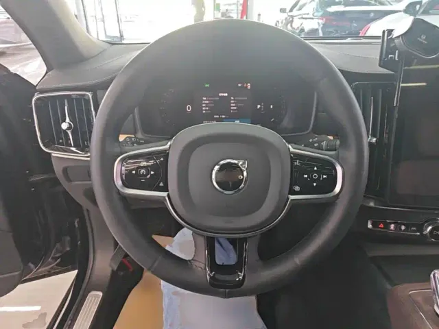 Volvo S90 — Фото автомобиля 10