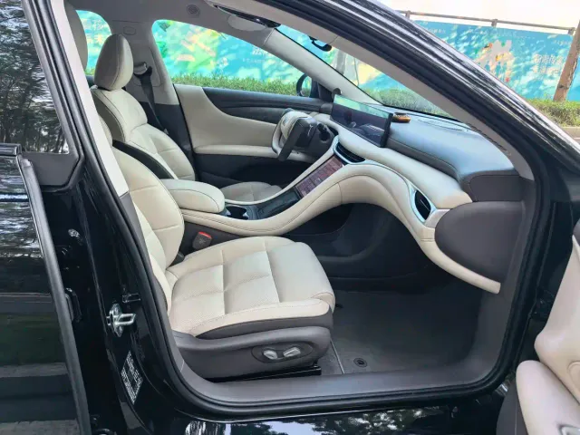 IM Motors L6 — Фото автомобиля 16