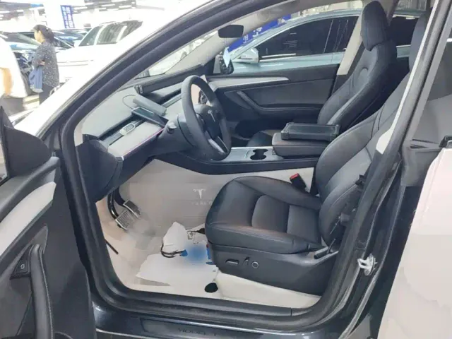 Tesla Model Y — Фото автомобиля 14