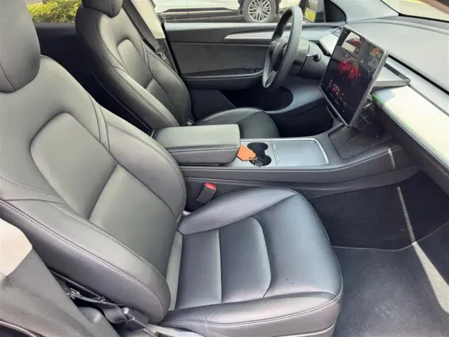 Tesla Model Y — Фото автомобиля 11