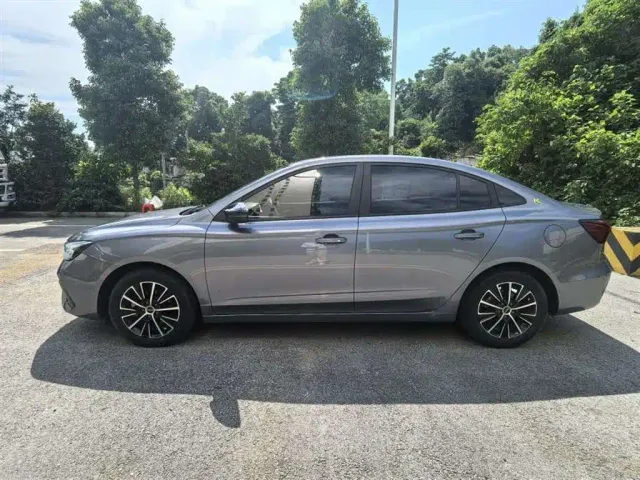 Roewe i5 — Фото автомобиля 4