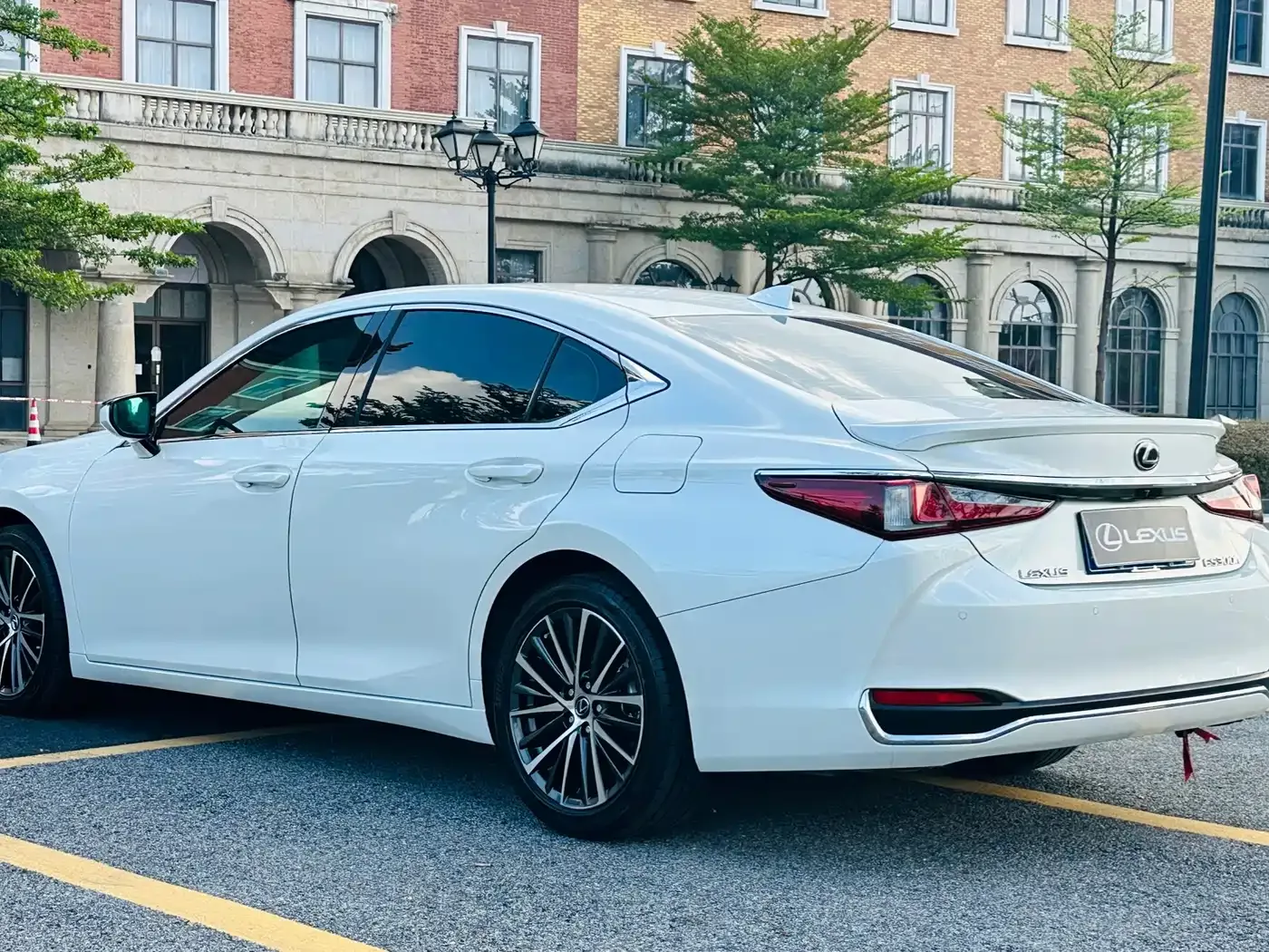Lexus Lexus ES 2022 300h Ultimate Edition — Фото автомобиля 4