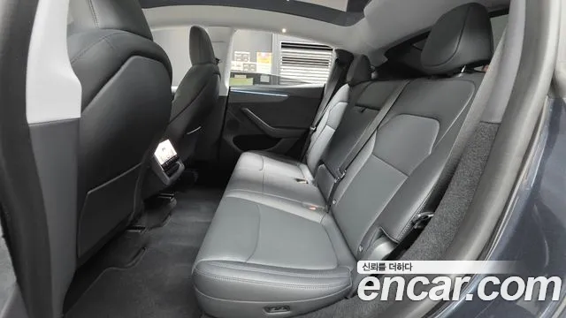 Tesla Model Y — Фото автомобиля 17