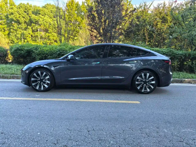 Tesla Model 3 — Фото автомобиля 4
