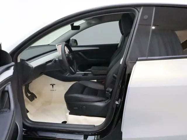 Tesla Model Y — Фото автомобиля 11