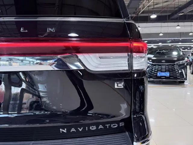 Lincoln Navigator — Фото автомобиля 21