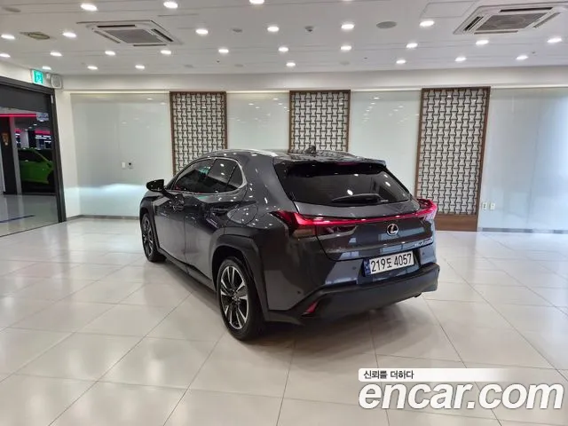 Lexus UX — Фото автомобиля 2