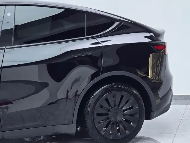 Tesla Model Y — Фото автомобиля 17