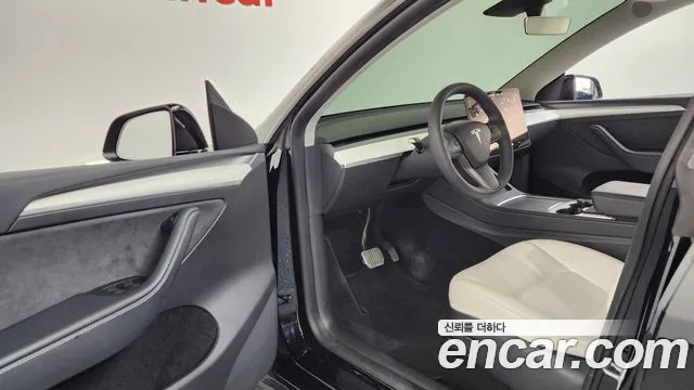 Tesla Model Y — Фото автомобиля 15