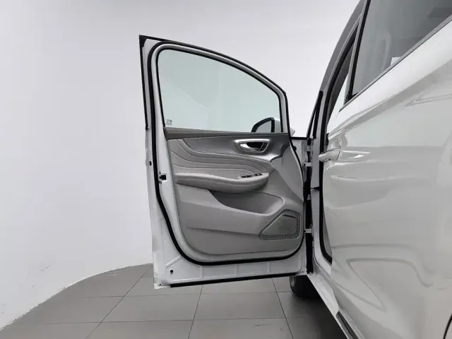 Roewe Roewe iMAX8 EV 2025 Model 1.5T DMH Land Premium Edition — Фото автомобиля 8
