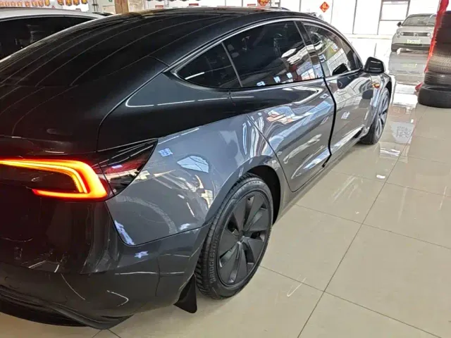 Tesla Model 3 — Фото автомобиля 6