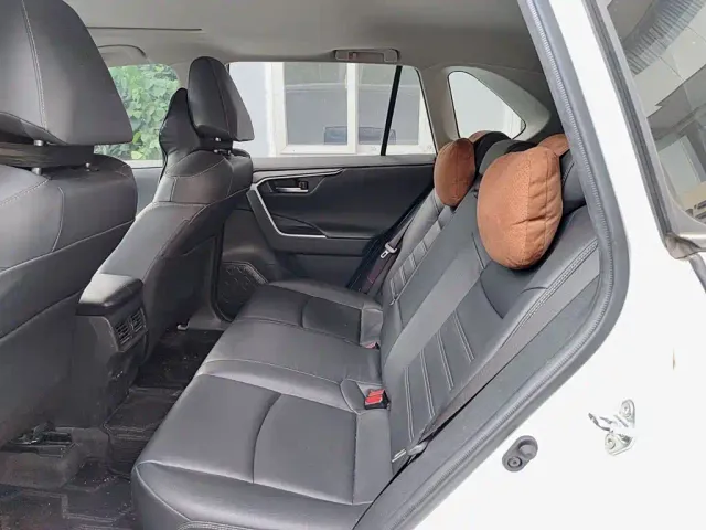 Toyota RAV4 — Фото автомобиля 8