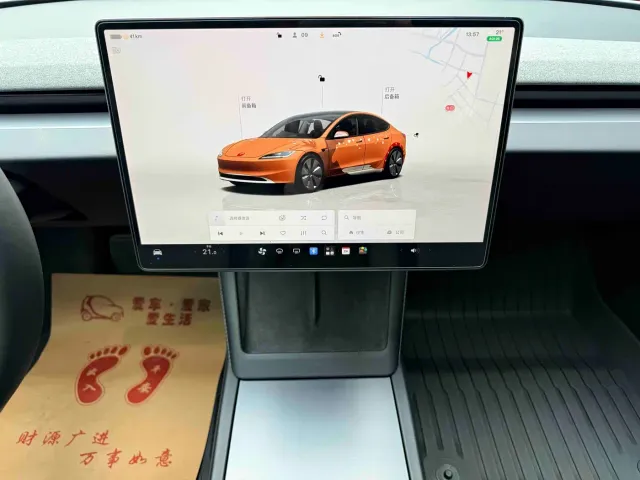 Tesla Model 3 — Фото автомобиля 16
