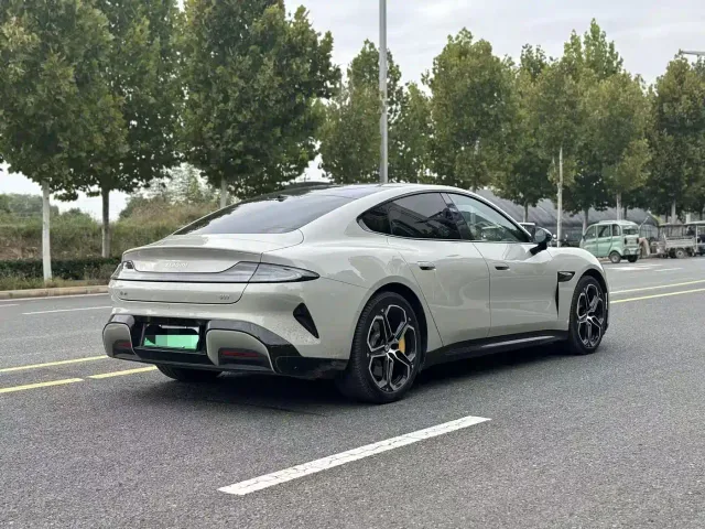 Xiaomi SU7 — Фото автомобиля 10