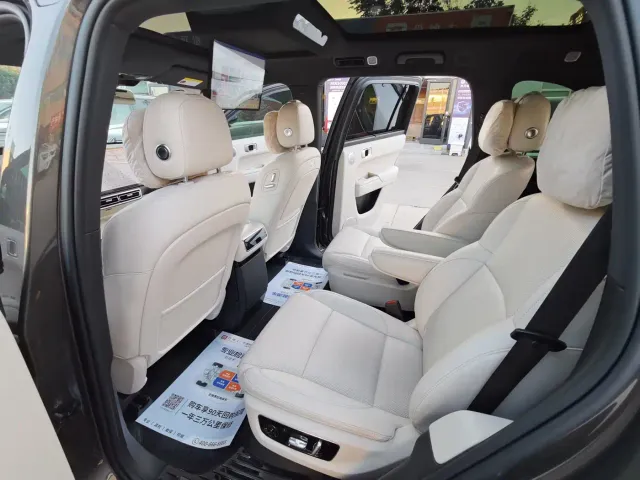 Li Auto L8 — Фото автомобиля 13
