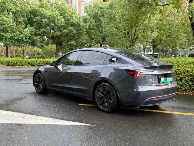 Tesla Model 3 — Фото автомобиля 9