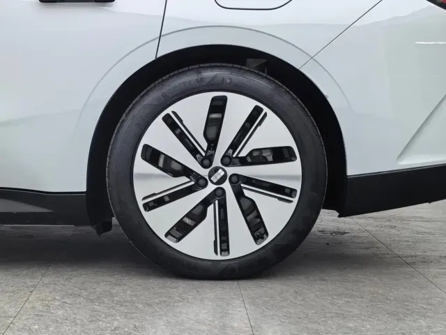 Geely Galaxy E8 — Фото автомобиля 30