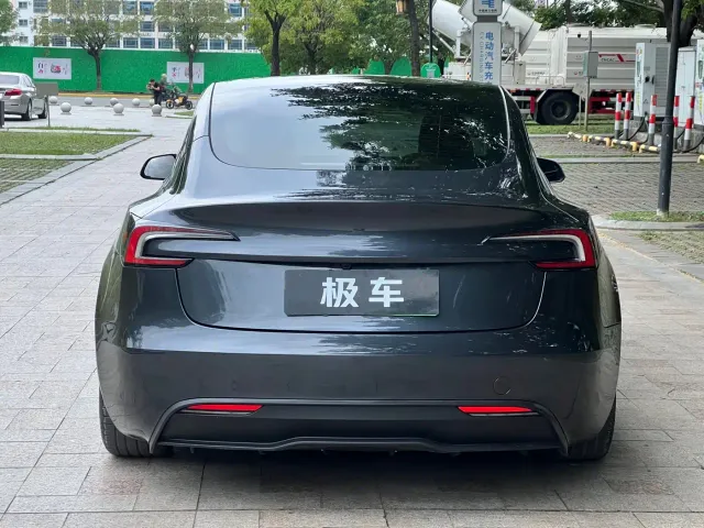 Tesla Model 3 — Фото автомобиля 8