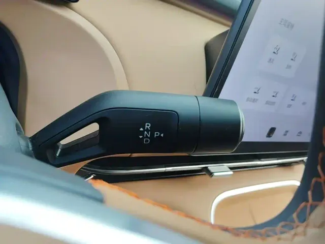 Geely Galaxy Starship 7 EM-i — Фото автомобиля 13