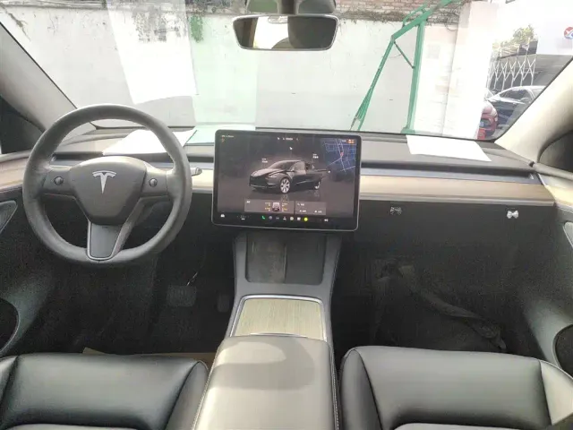 Tesla Model Y — Фото автомобиля 11