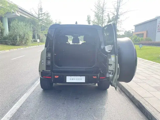Land Rover Defender — Фото автомобиля 10