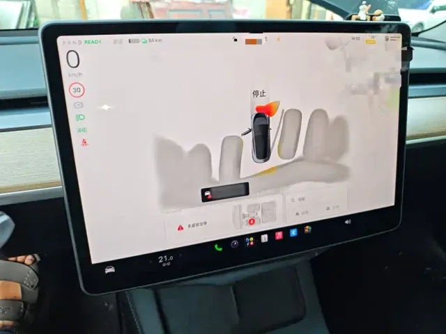 Tesla Model 3 — Фото автомобиля 3