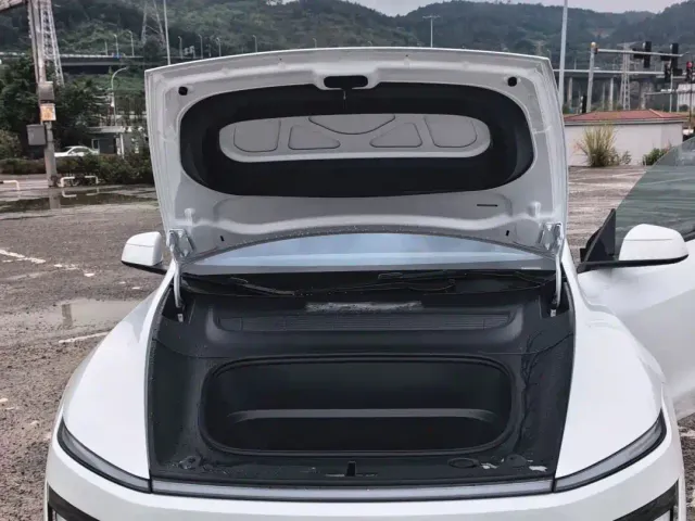 Tesla Model Y — Фото автомобиля 13