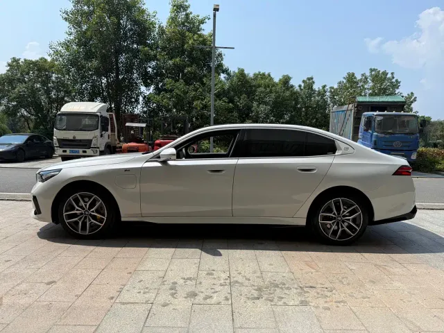 BMW i5 — Фото автомобиля 4