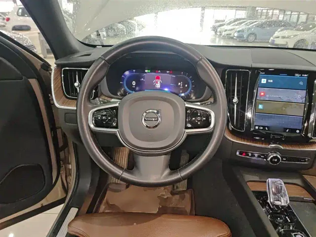 Volvo XC60 — Фото автомобиля 10