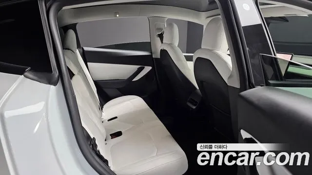 Tesla Model Y — Фото автомобиля 17