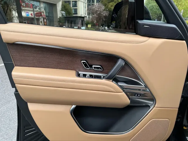Land Rover Range Rover 2023 3.0 L6 360PS Golden Age Edition — Фото автомобиля 13