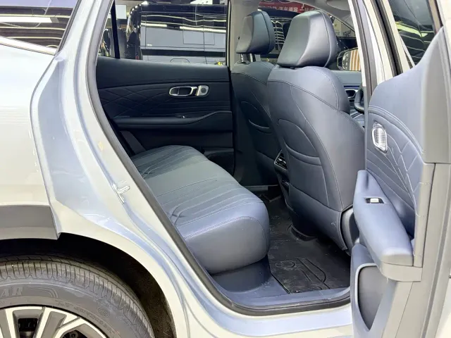 Geely Galaxy Starship 7 EM-i — Фото автомобиля 12