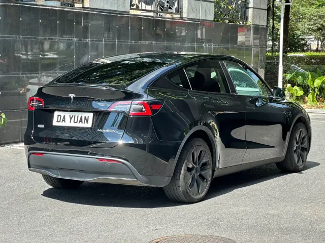 Tesla Model Y — Фото автомобиля 15