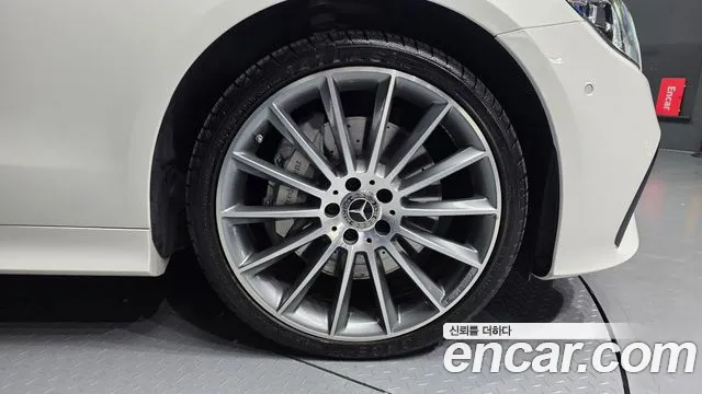 Mercedes-Benz E-Class — Фото автомобиля 5
