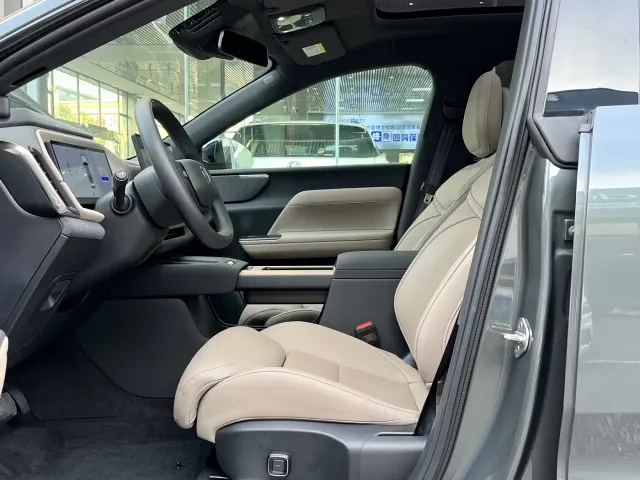Volvo XC70 Plug-in Hybrid — Фото автомобиля 5