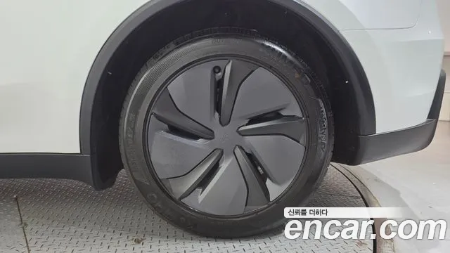 Tesla Model Y — Фото автомобиля 6