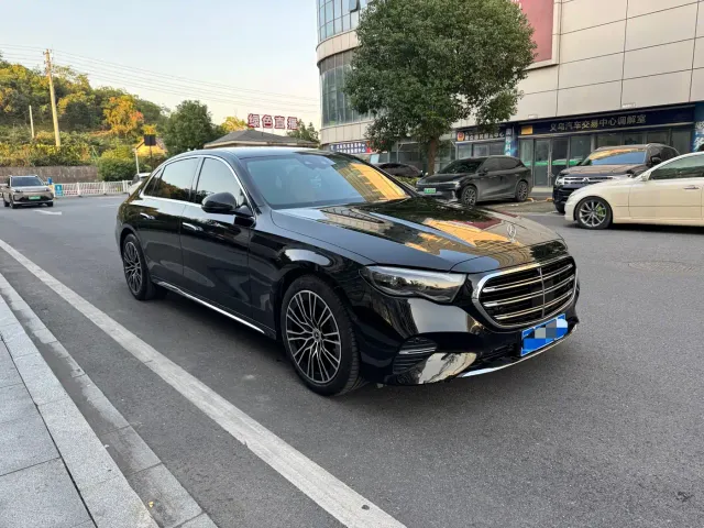 Mercedes-Benz E-Class — Фото автомобиля 3