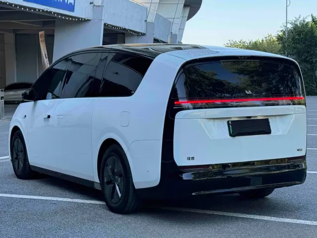 Li Auto MEGA — Фото автомобиля 5