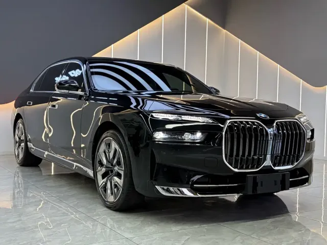 BMW BMW 7 Series 2023 Model 740Li Premium Luxury Package — Фото автомобиля 3